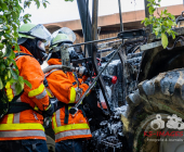 Traktor brennt vollständig im Unterstand aus - Mehrere örtliche Feuerwehren im Löscheinsatz