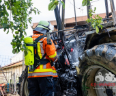 Traktor brennt vollständig im Unterstand aus - Mehrere örtliche Feuerwehren im Löscheinsatz