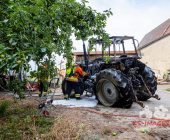 Traktor brennt vollständig im Unterstand aus - Mehrere örtliche Feuerwehren im Löscheinsatz