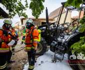 Traktor brennt vollständig im Unterstand aus - Mehrere örtliche Feuerwehren im Löscheinsatz