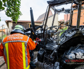 Traktor brennt vollständig im Unterstand aus - Mehrere örtliche Feuerwehren im Löscheinsatz