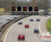 Symbolbild Schilderbrücke auf einer Autobahn mit dem Warnhinweis , Schriftzug Staugefahr ab 08.01.2023 wegen Demonstrationen