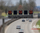 Symbolbild Schilderbrücke auf einer Autobahn mit dem Warnhinweis , Schriftzug Staugefahr ab 08.01.2023 wegen Demonstrationen