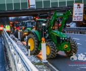 Symbolbild Schilderbrücke auf einer Autobahn mit dem Warnhinweis , Schriftzug Staugefahr ab 08.01.2023 wegen Demonstrationen