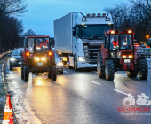 Symbolbild Schilderbrücke auf einer Autobahn mit dem Warnhinweis , Schriftzug Staugefahr ab 08.01.2023 wegen Demonstrationen