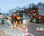 Symbolbild Schilderbrücke auf einer Autobahn mit dem Warnhinweis , Schriftzug Staugefahr ab 08.01.2023 wegen Demonstrationen