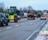 Symbolbild Schilderbrücke auf einer Autobahn mit dem Warnhinweis , Schriftzug Staugefahr ab 08.01.2023 wegen Demonstrationen