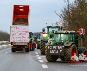 Symbolbild Schilderbrücke auf einer Autobahn mit dem Warnhinweis , Schriftzug Staugefahr ab 08.01.2023 wegen Demonstrationen