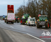 Symbolbild Schilderbrücke auf einer Autobahn mit dem Warnhinweis , Schriftzug Staugefahr ab 08.01.2023 wegen Demonstrationen