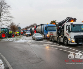 Symbolbild Schilderbrücke auf einer Autobahn mit dem Warnhinweis , Schriftzug Staugefahr ab 08.01.2023 wegen Demonstrationen