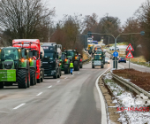 Symbolbild Schilderbrücke auf einer Autobahn mit dem Warnhinweis , Schriftzug Staugefahr ab 08.01.2023 wegen Demonstrationen