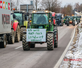 Symbolbild Schilderbrücke auf einer Autobahn mit dem Warnhinweis , Schriftzug Staugefahr ab 08.01.2023 wegen Demonstrationen