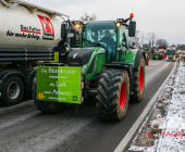 Symbolbild Schilderbrücke auf einer Autobahn mit dem Warnhinweis , Schriftzug Staugefahr ab 08.01.2023 wegen Demonstrationen