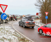 Symbolbild Schilderbrücke auf einer Autobahn mit dem Warnhinweis , Schriftzug Staugefahr ab 08.01.2023 wegen Demonstrationen