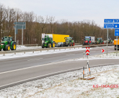 Symbolbild Schilderbrücke auf einer Autobahn mit dem Warnhinweis , Schriftzug Staugefahr ab 08.01.2023 wegen Demonstrationen