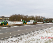 Symbolbild Schilderbrücke auf einer Autobahn mit dem Warnhinweis , Schriftzug Staugefahr ab 08.01.2023 wegen Demonstrationen