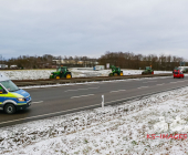 Symbolbild Schilderbrücke auf einer Autobahn mit dem Warnhinweis , Schriftzug Staugefahr ab 08.01.2023 wegen Demonstrationen