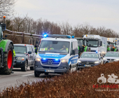 Symbolbild Schilderbrücke auf einer Autobahn mit dem Warnhinweis , Schriftzug Staugefahr ab 08.01.2023 wegen Demonstrationen