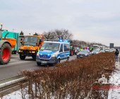 Symbolbild Schilderbrücke auf einer Autobahn mit dem Warnhinweis , Schriftzug Staugefahr ab 08.01.2023 wegen Demonstrationen