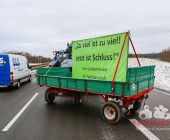 Symbolbild Schilderbrücke auf einer Autobahn mit dem Warnhinweis , Schriftzug Staugefahr ab 08.01.2023 wegen Demonstrationen