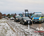 Symbolbild Schilderbrücke auf einer Autobahn mit dem Warnhinweis , Schriftzug Staugefahr ab 08.01.2023 wegen Demonstrationen