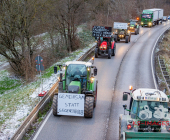 Symbolbild Schilderbrücke auf einer Autobahn mit dem Warnhinweis , Schriftzug Staugefahr ab 08.01.2023 wegen Demonstrationen