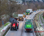 Symbolbild Schilderbrücke auf einer Autobahn mit dem Warnhinweis , Schriftzug Staugefahr ab 08.01.2023 wegen Demonstrationen