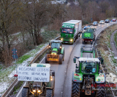 Symbolbild Schilderbrücke auf einer Autobahn mit dem Warnhinweis , Schriftzug Staugefahr ab 08.01.2023 wegen Demonstrationen