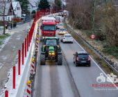 Symbolbild Schilderbrücke auf einer Autobahn mit dem Warnhinweis , Schriftzug Staugefahr ab 08.01.2023 wegen Demonstrationen