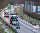 Symbolbild Schilderbrücke auf einer Autobahn mit dem Warnhinweis , Schriftzug Staugefahr ab 08.01.2023 wegen Demonstrationen