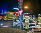 Schwerer Verkehrsunfall auf der B295 bei Ditzingen - Beifahrerin muss von der Feuerwehr gerettet werden