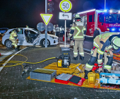 Schwerer Verkehrsunfall auf der B295 bei Ditzingen - Beifahrerin muss von der Feuerwehr gerettet werden