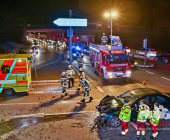Schwerer Verkehrsunfall auf der B295 bei Ditzingen - Beifahrerin muss von der Feuerwehr gerettet werden