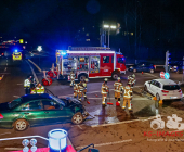 Schwerer Verkehrsunfall auf der B295 bei Ditzingen - Beifahrerin muss von der Feuerwehr gerettet werden