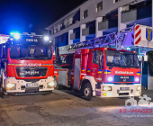 Hochmotorisierter Audi im Vollbrand - Feuer droht auf weitere Pkw überzugreifen