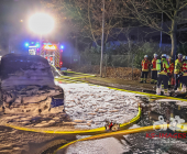 Hochmotorisierter Audi im Vollbrand - Feuer droht auf weitere Pkw überzugreifen