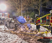 Hochmotorisierter Audi im Vollbrand - Feuer droht auf weitere Pkw überzugreifen