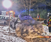 Hochmotorisierter Audi im Vollbrand - Feuer droht auf weitere Pkw überzugreifen