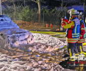 Hochmotorisierter Audi im Vollbrand - Feuer droht auf weitere Pkw überzugreifen