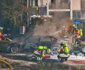 Hochmotorisierter Audi im Vollbrand - Feuer droht auf weitere Pkw überzugreifen