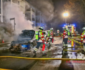 Hochmotorisierter Audi im Vollbrand - Feuer droht auf weitere Pkw überzugreifen