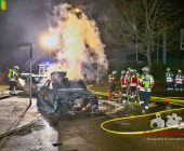 Hochmotorisierter Audi im Vollbrand - Feuer droht auf weitere Pkw überzugreifen