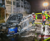 Hochmotorisierter Audi im Vollbrand - Feuer droht auf weitere Pkw überzugreifen