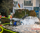 Hochmotorisierter Audi im Vollbrand - Feuer droht auf weitere Pkw überzugreifen