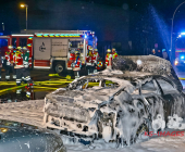 Hochmotorisierter Audi im Vollbrand - Feuer droht auf weitere Pkw überzugreifen
