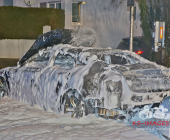 Hochmotorisierter Audi im Vollbrand - Feuer droht auf weitere Pkw überzugreifen
