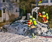 Hochmotorisierter Audi im Vollbrand - Feuer droht auf weitere Pkw überzugreifen
