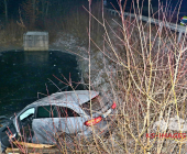 Spektakulärer Unfall in Leonberg - Mercedes E53 AMG (457 PS) schlägt in Wasserbecken ein