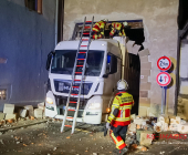 Verkehrsunfall in Mundelsheim: Lkw steckt im Torbogen der Großbottwarer Straße fest