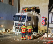 Verkehrsunfall in Mundelsheim: Lkw steckt im Torbogen der Großbottwarer Straße fest
